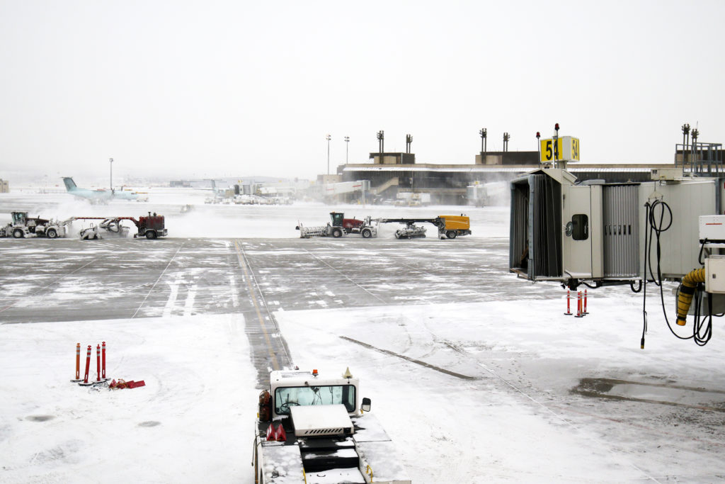 Heavy snowstorms cancel flights across the USA, April 10, 2019
